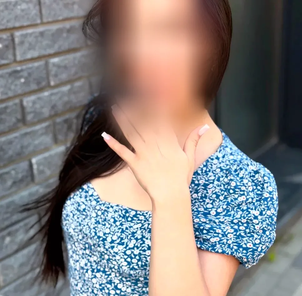 Ella, 22