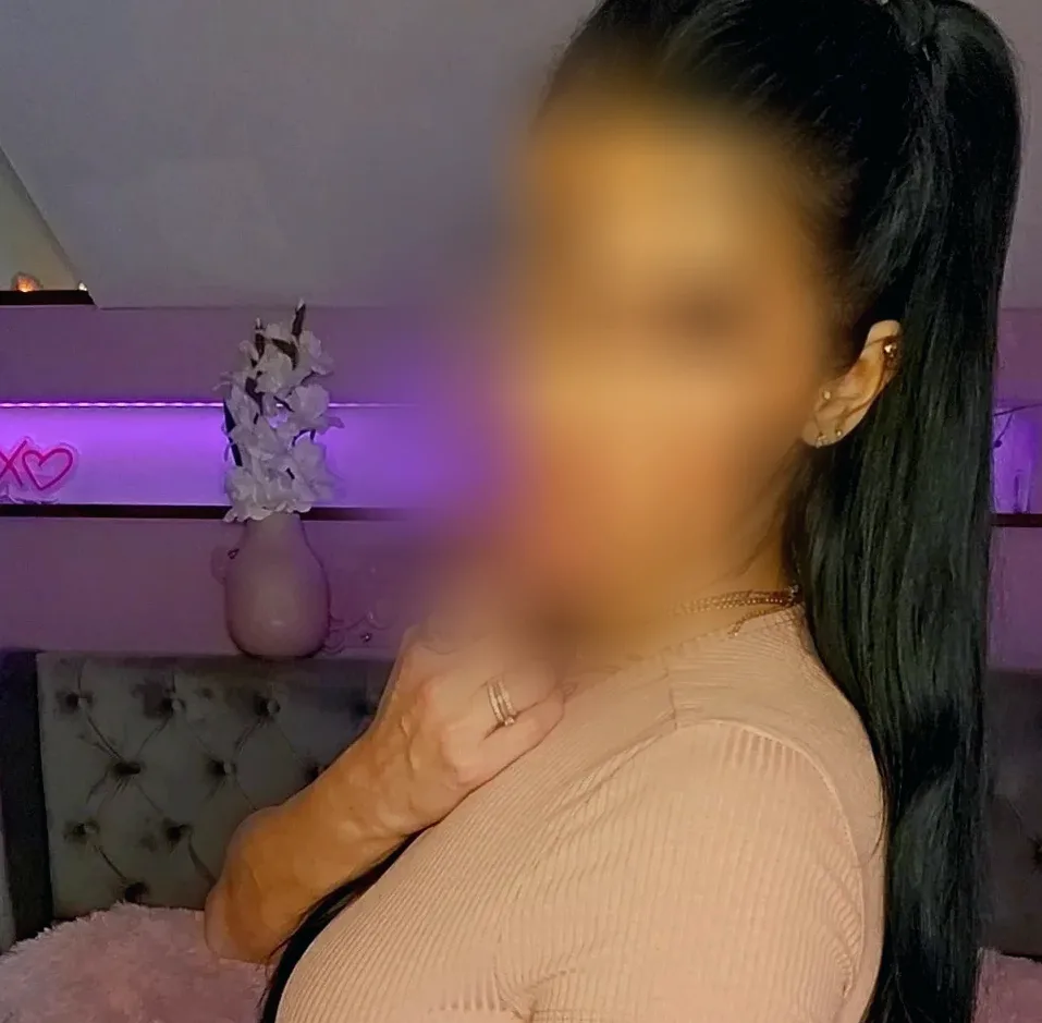 Nathalie, 33